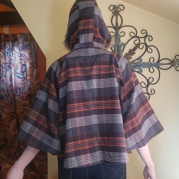 Willow & Clay Hooded Cape - Picture 5 of 11